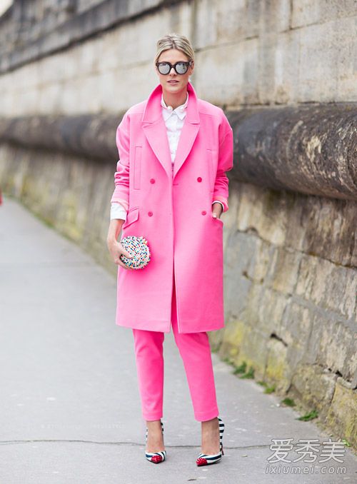 粉色呢子大衣怎么搭配 穿对了才不俗 粉色呢子大衣搭配图片