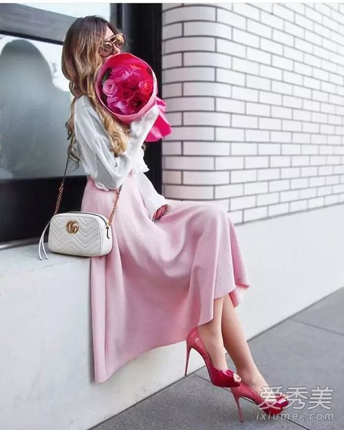 粉红色长裙怎么搭配 粉红色长裙搭配什么鞋子
