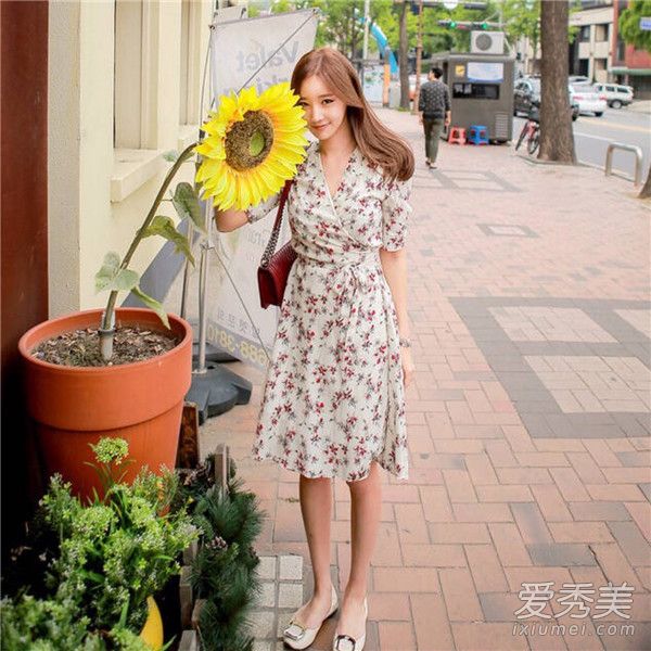 一到春天就流行的碎花穿搭 是时候召唤少女心啦！ 穿衣搭配技巧