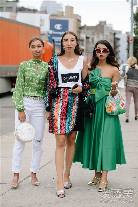 各种颜色的绿袭卷纽约街头 为时装周划下完美句点