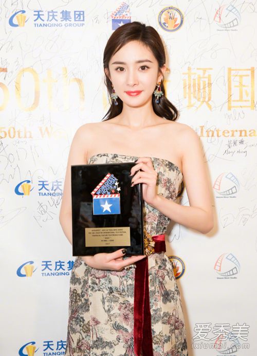 杨幂印花裙是什么牌子 印花裙搭配 印花裙怎么穿好看