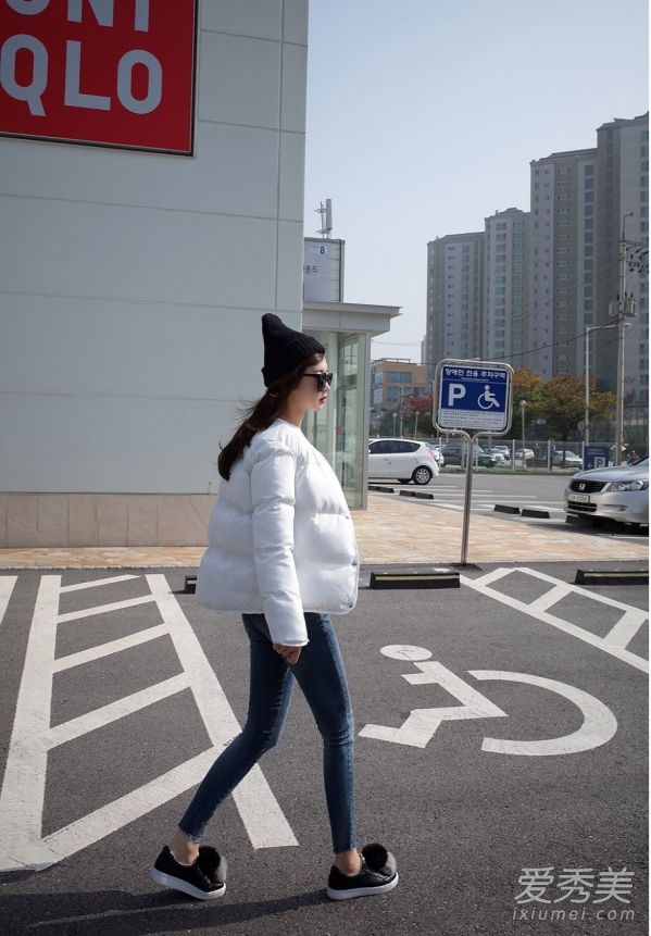 白色羽绒服搭配什么颜色围巾 白色羽绒服搭配什么裤子