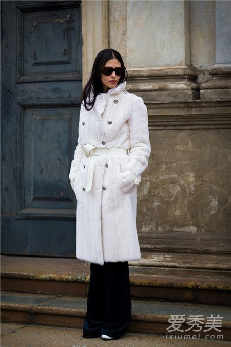 白色大衣搭配图片 演绎街头冰雪女王