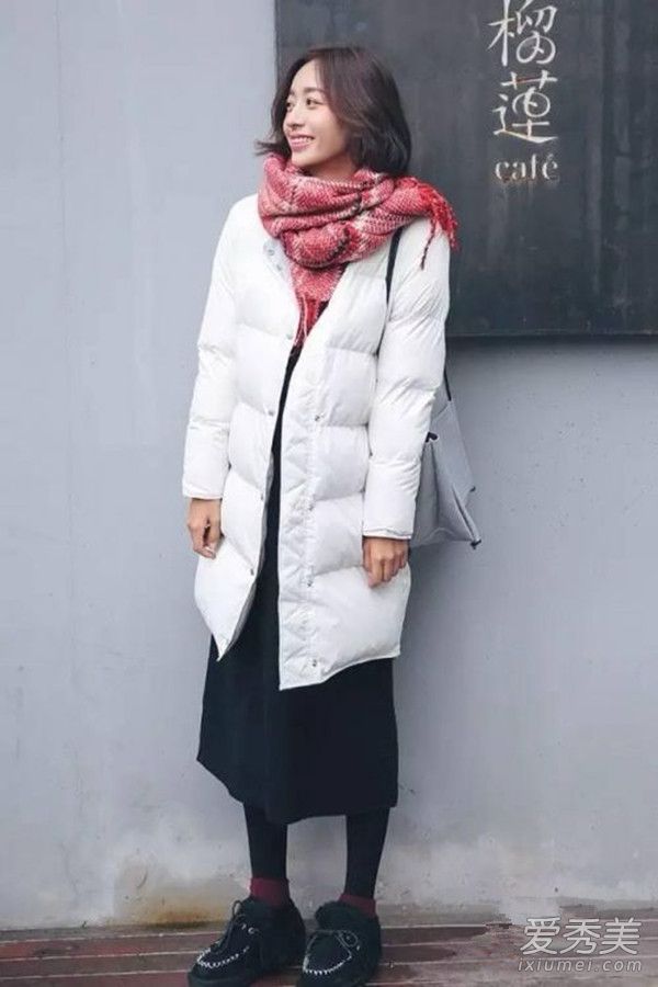 白色羽绒服搭配什么颜色围巾 白色羽绒服搭配什么裤子