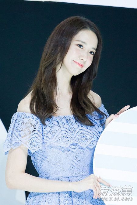 小胸女生这样穿 少女时代允儿教你视觉丰胸穿搭法 小胸女生穿衣技巧