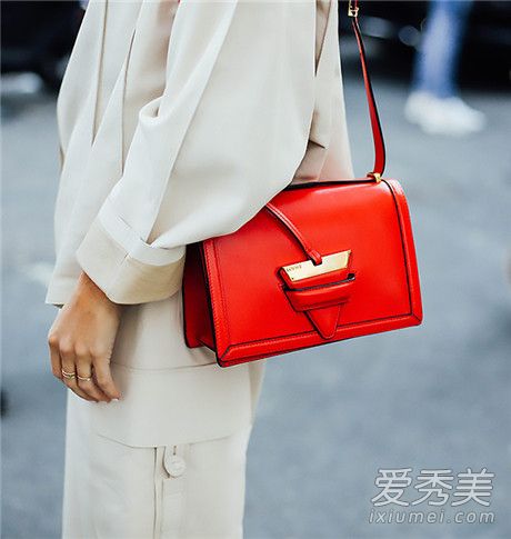 2018本命年穿红色好吗 这七款红色单品本命年开运必备