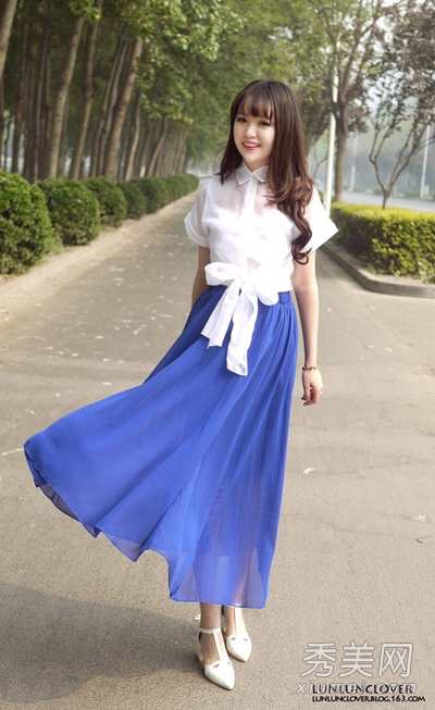 白上衣+藍色裙 夏季藍白搭配清爽怡人【圖】