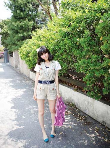 用连身工作服制成的时尚紧身OL