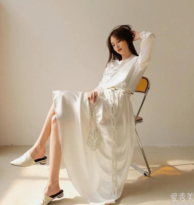 今年最红的裙子叫“月光裙”。本来应该很简单,但它美到了一个新的高度。