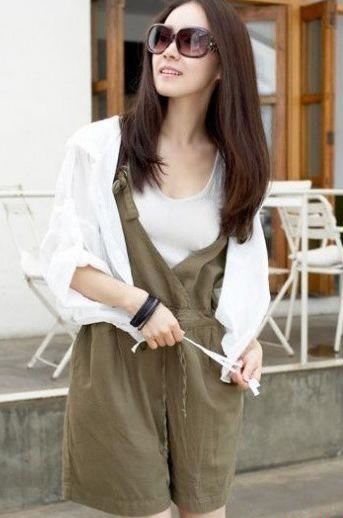 白色衬衫+棕色裤子