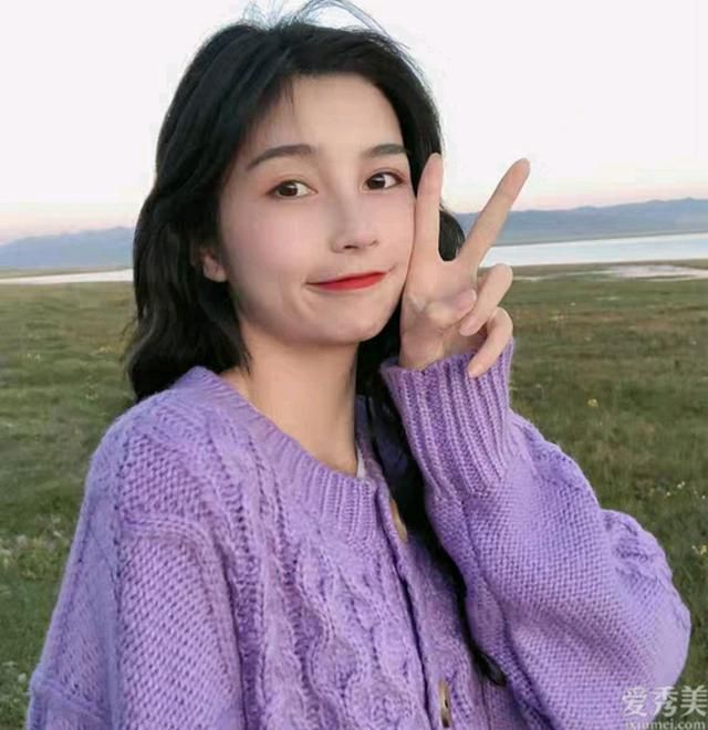 今年你选择衣服的颜色对吗?黄色温柔而整洁。不要穿便宜的粉红色。