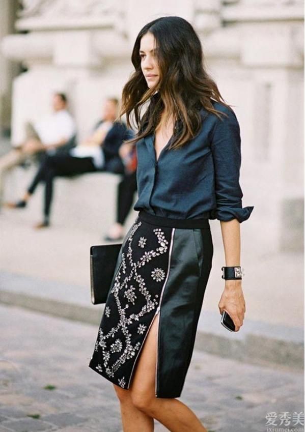 女士们,请不要穿短裤,试一试衬衫和短裙。他们年轻而优雅,不应该错过。