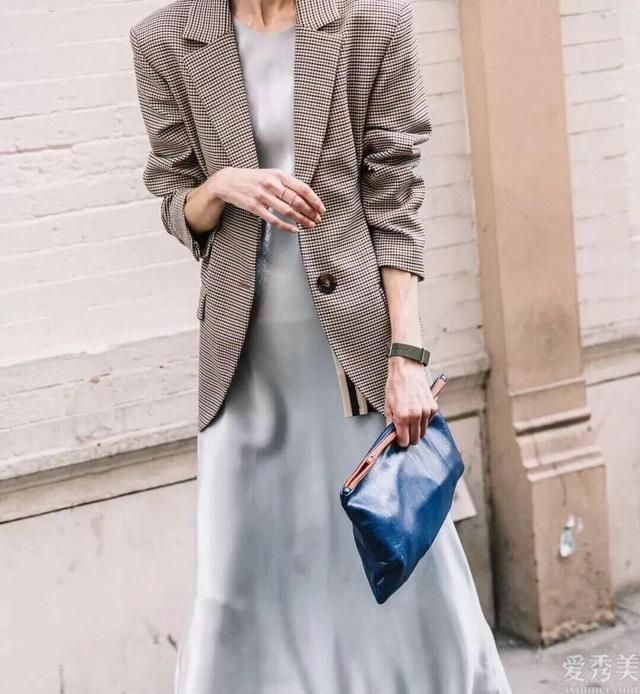 2020年最流行的服装是“小套装+爸爸鞋”,它在早春翻了个身。