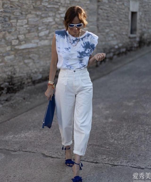 白色裤子设计成休闲风格。它们看起来很普通。出人意料的是,他们是夏天的好搭档。