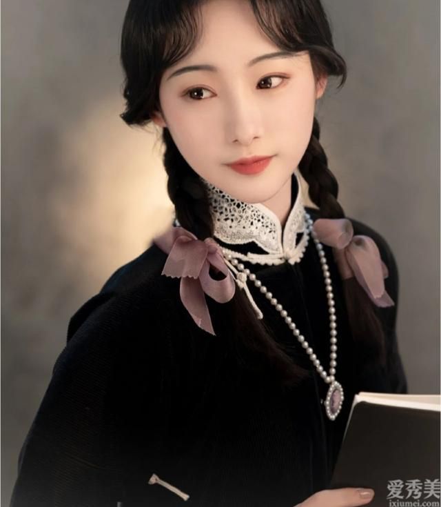 对于一个1.5米的女孩来说,这些旗袍不合适。其他人穿着它们非常不道德,你看起来很丑!