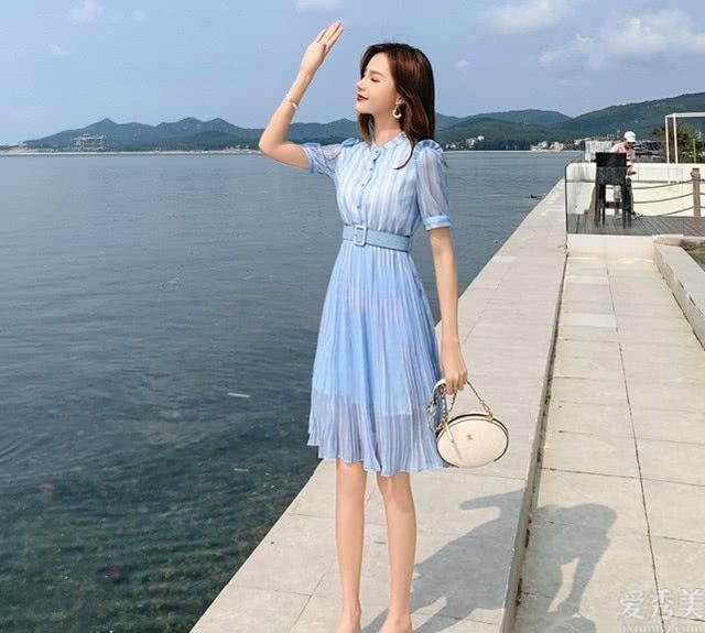 今夏非常流行的“纯色”连衣裙,搭配高跟鞋,真的很美。