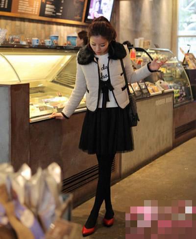 韩国轻熟女的靓丽黑色短裙LOOK