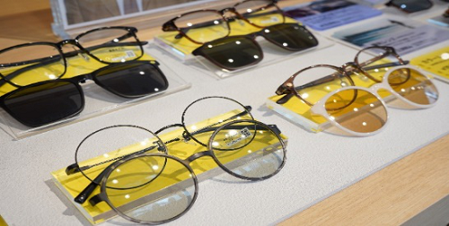 包文婧东京打卡人气眼镜店，发掘一镜两用的吸睛利器！