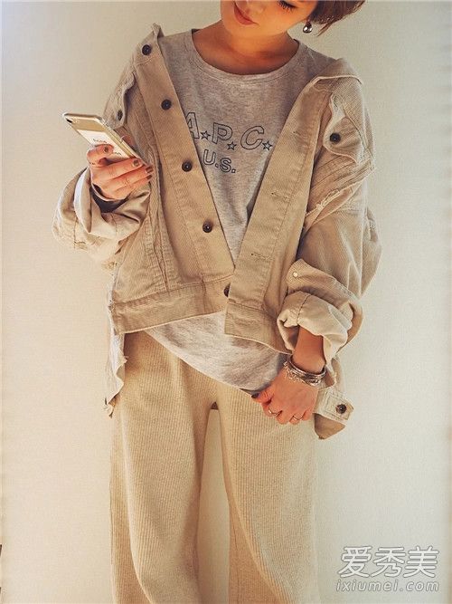 八九十年代复古风来袭 时尚女孩必学的灯芯绒穿搭术