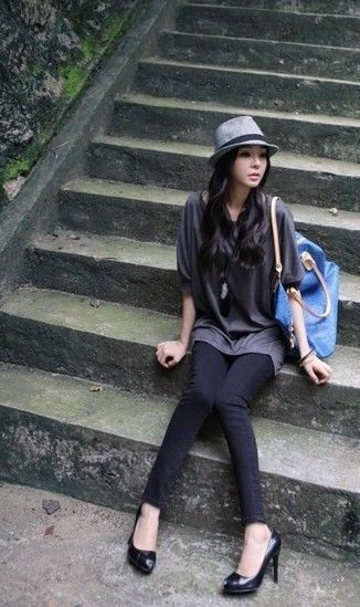 吸引男朋友穿简单的约会服装创造了一个温馨的氛围。