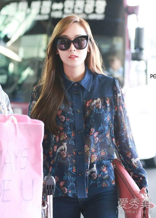 手拿包好时髦 韩国女星靠TA凹造型 明星包包街拍