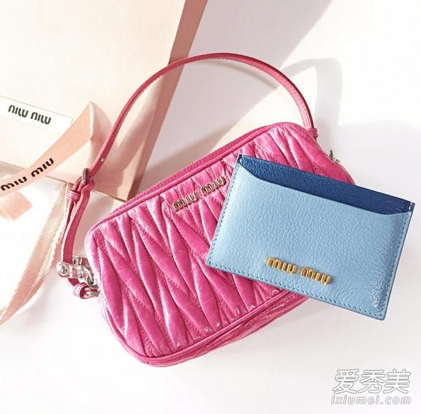 唐嫣穿的miumiu背带裙多少钱?