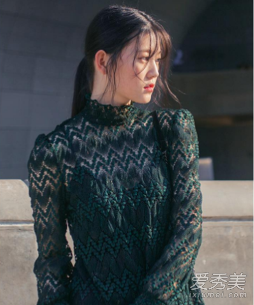 想让美丽攻占你的脖子，高领蕾丝单品这个冬季必不可少 高领蕾丝搭配