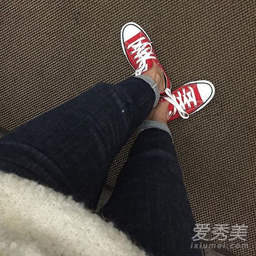 都搭配好了 有什么理由拒绝红色Converse鞋呢 匡威帆布鞋