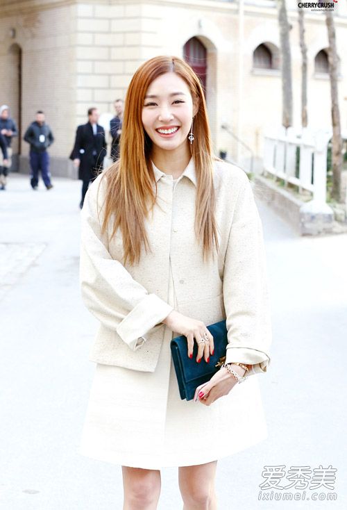 手拿包好时髦 韩国女星靠TA凹造型 明星包包街拍