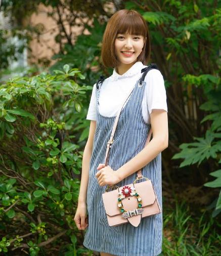 唐嫣穿的miumiu背带裙多少钱?