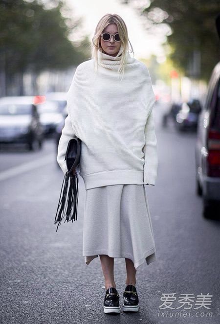 白毛衣人手一件 冬季最实用内搭白毛衣怎么搭配