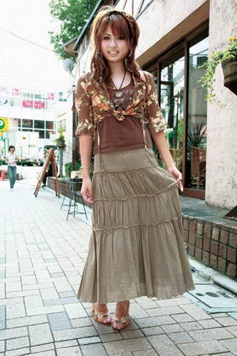 时尚女孩会在秋天搭配花裙子。