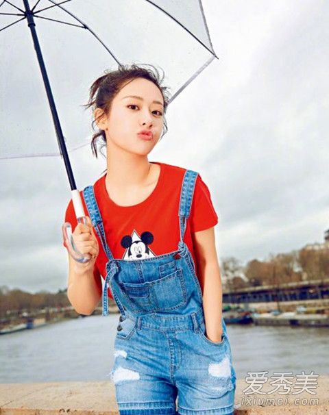 杨紫尬舞视频 杨紫红色连体裤是什么牌子 杨紫运动装是什么牌子