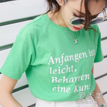 绿色t恤配什么颜色的裤子?这个女孩的绿色t恤配什么颜色的裤子