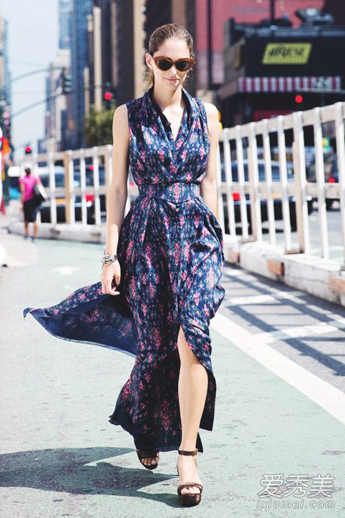 你与女神之间或许只差一条印花裙 印花裙街拍