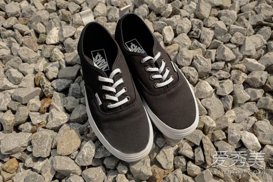 vans是什么品牌 vans新款帆布鞋多少钱