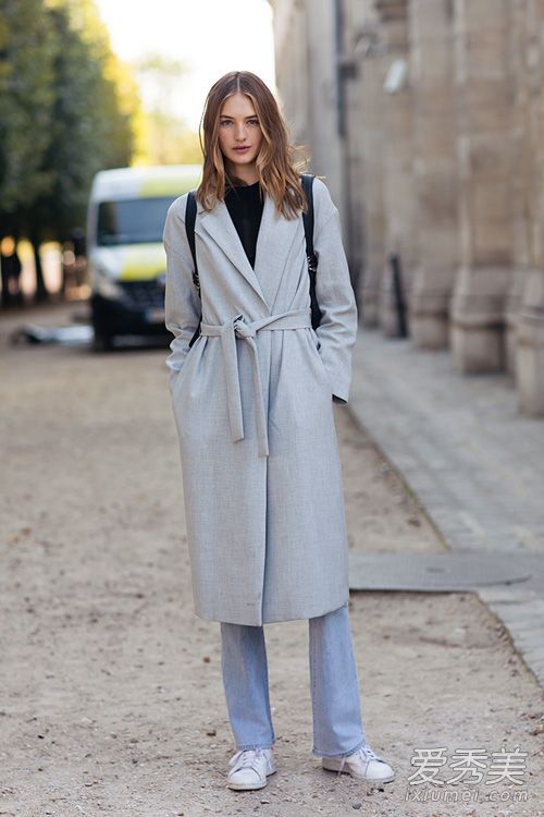 浅灰色呢子外套最有吸引力，款式极其简单。