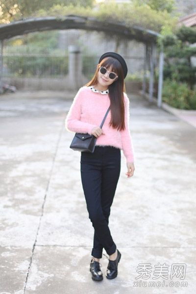 高领毛衣配黑色长裤,既苗条又时尚。