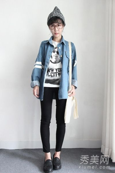 牛仔外套可以和任何裤子、裤子或短裤搭配。