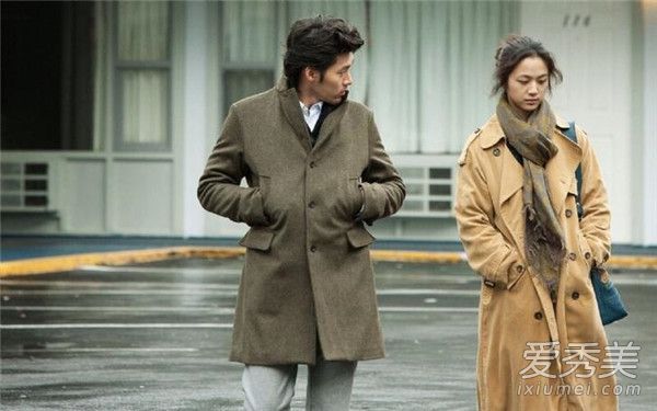 卡其风衣配什么裤子？