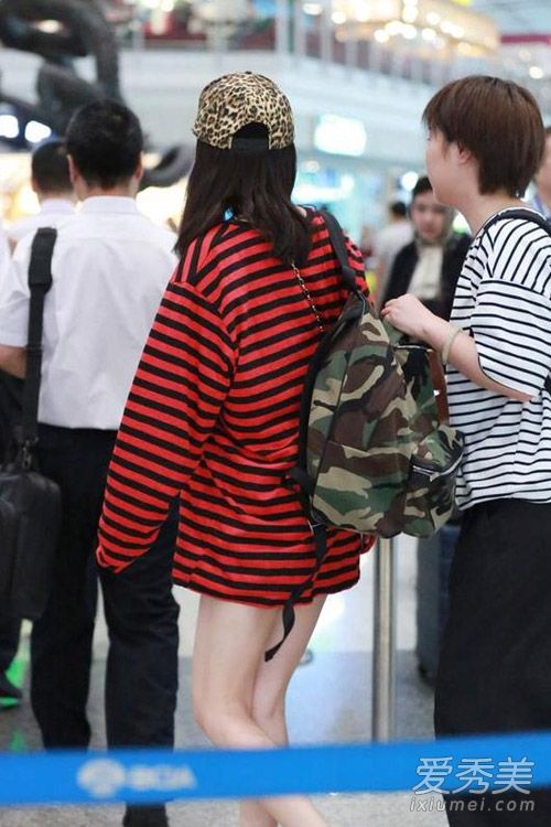 杨幂买包不手软 看街拍又多了不少新包 杨幂同款包包