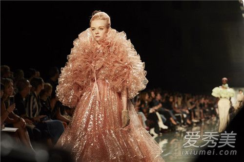 marc jacobs2019春夏纽约时装周 如粉彩棉花糖般的色系夺人眼球