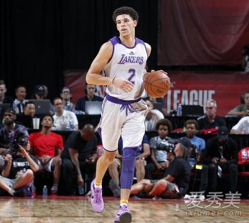 nba夏季聯賽湖人對小牛朗佐鮑爾球哥上腳穿的球鞋是什麼?