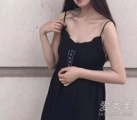 冬天穿内衣怎么搭_美女只穿内衣