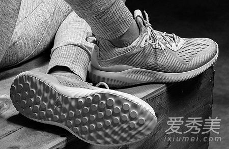 reigning champ x adidas 联名灰白主题跑鞋什么时候发售多少钱