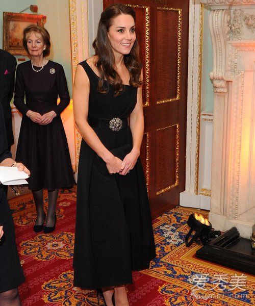 每个女生都要有一件 凯特王妃的小黑裙穿搭术 裙装穿搭图片