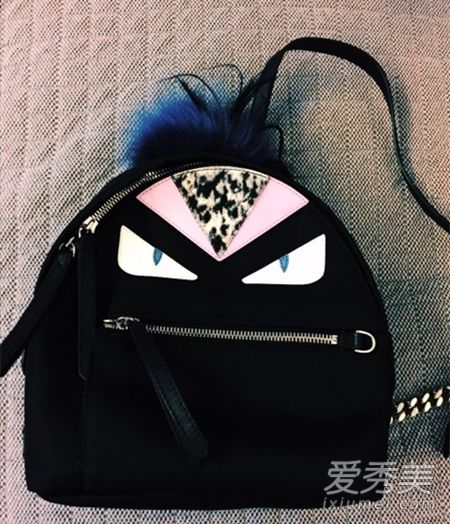 小怪兽包包是什么牌子的 小怪兽双肩包的尺寸和价格