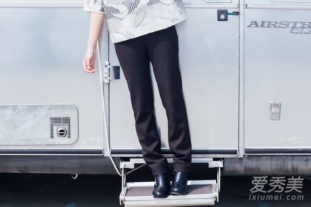 细领带成春季穿衣新时尚 风靡日韩 窄围巾的系法