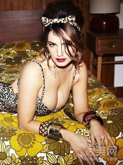 英國第一美胸Kelly Brook 內衣性感秀