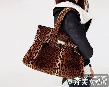 豹紋挎包大行其道 浪漫風情喜迎聖誕